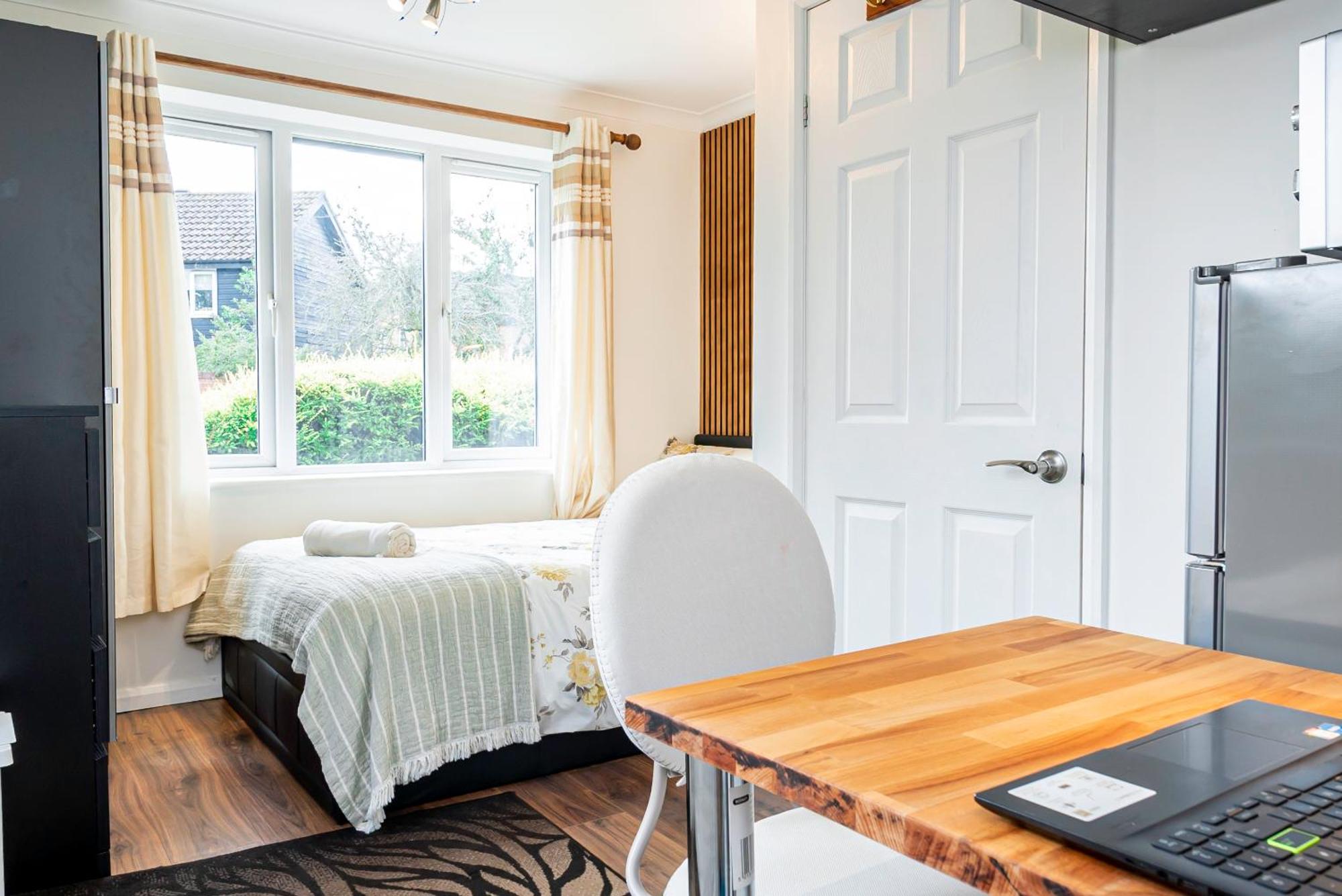 Earley Luxury Ensuite Room With Private Entrance Reading Bagian luar foto
